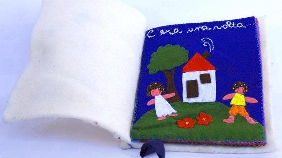 Un libro in feltro per bambini realizzato a mano da Carolina Mariti