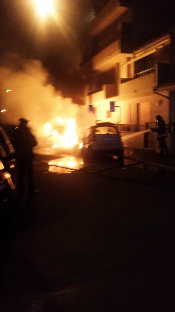 Le auto incendiate nella notte a Follonica