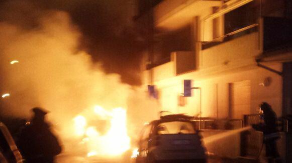 Le auto incendiate nella notte a Follonica