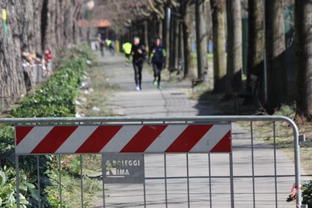 La transenna col divieto ignorata nei giardini di viale Galilei (foto Batavia)