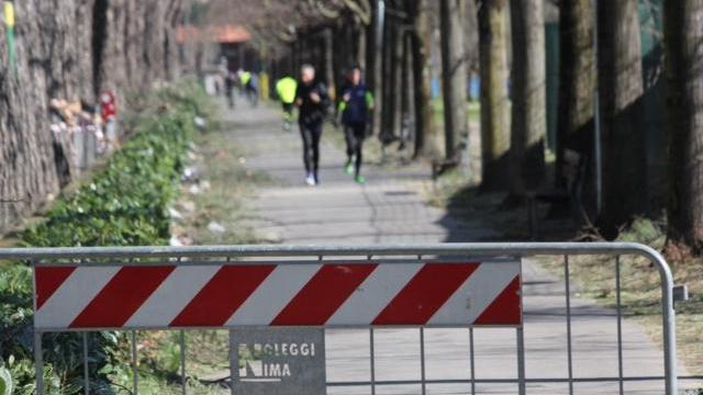 La transenna col divieto ignorata nei giardini di viale Galilei (foto Batavia)