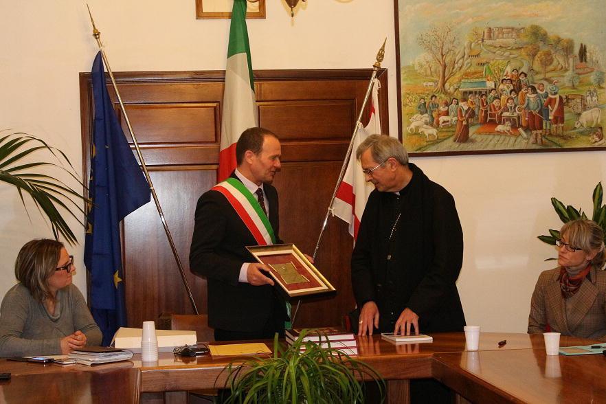 Il sindaco Marini consegna i doni a monsignor Benotto