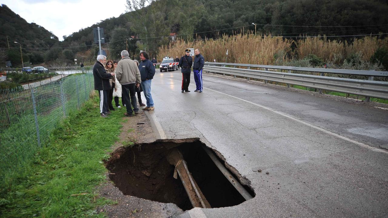 Una voragine sulla strada del Piano