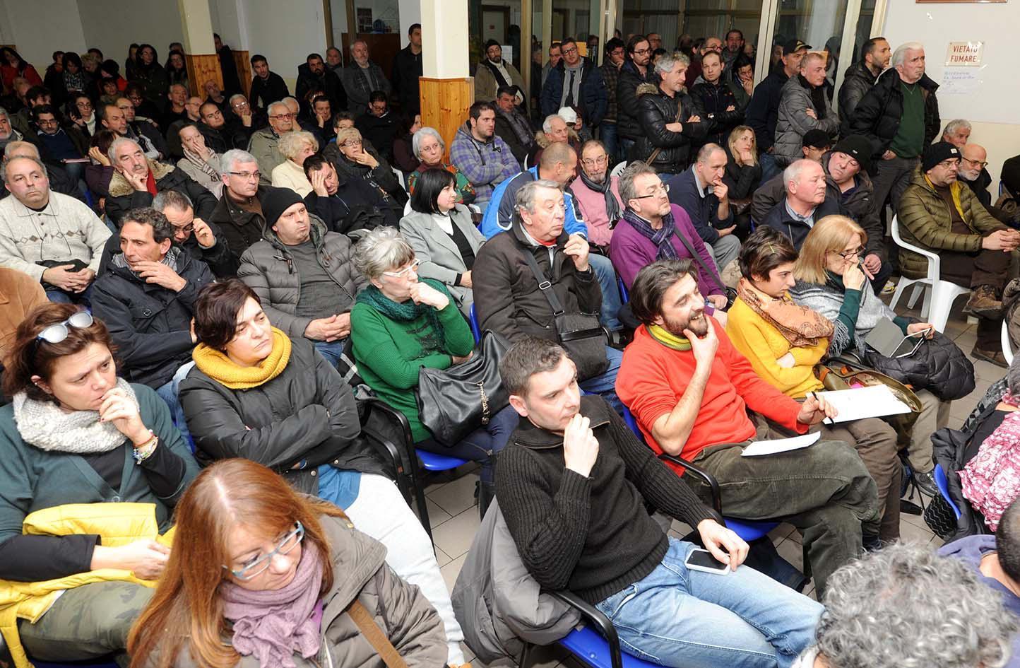 La sala del Perticale gremita di folla per l'assemblea (foto Paolo Barlettani)