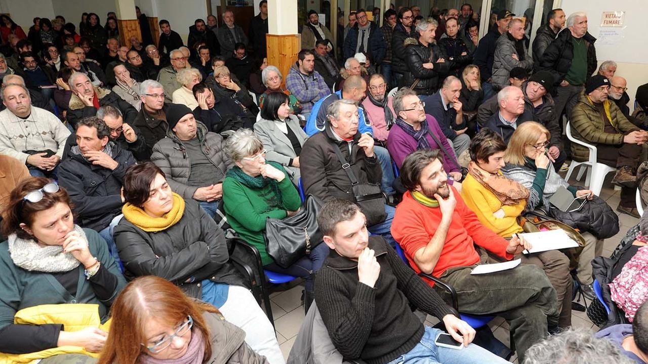 La sala del Perticale gremita di folla per l'assemblea (foto Paolo Barlettani)