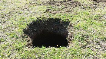 Una delle voragini che si è aperta nell'area del Piano