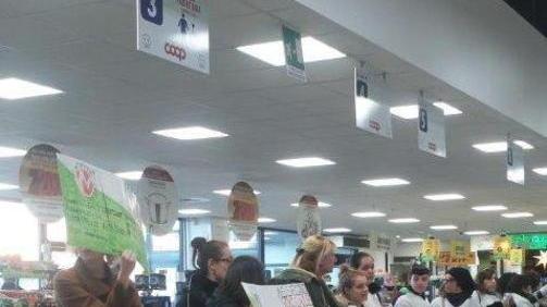 Protestano e bloccano per un’ora le casse alla Coop di Cisanello
