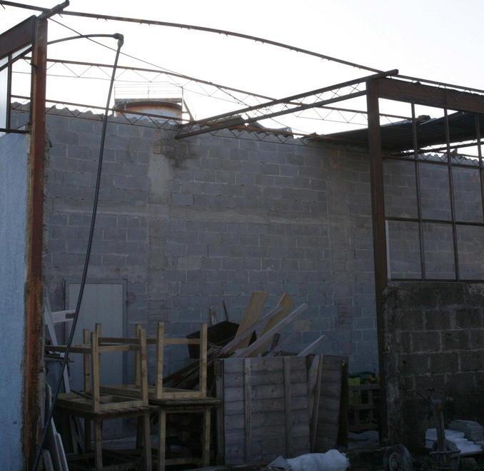 Casa e impresa distrutte dal vento 