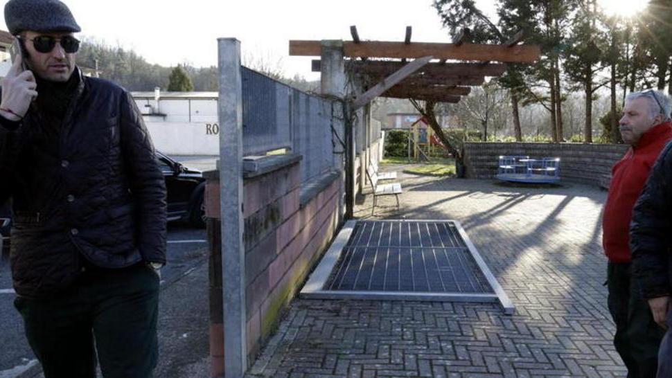 «Ho visto mio figlio sfiorato dal cancello»