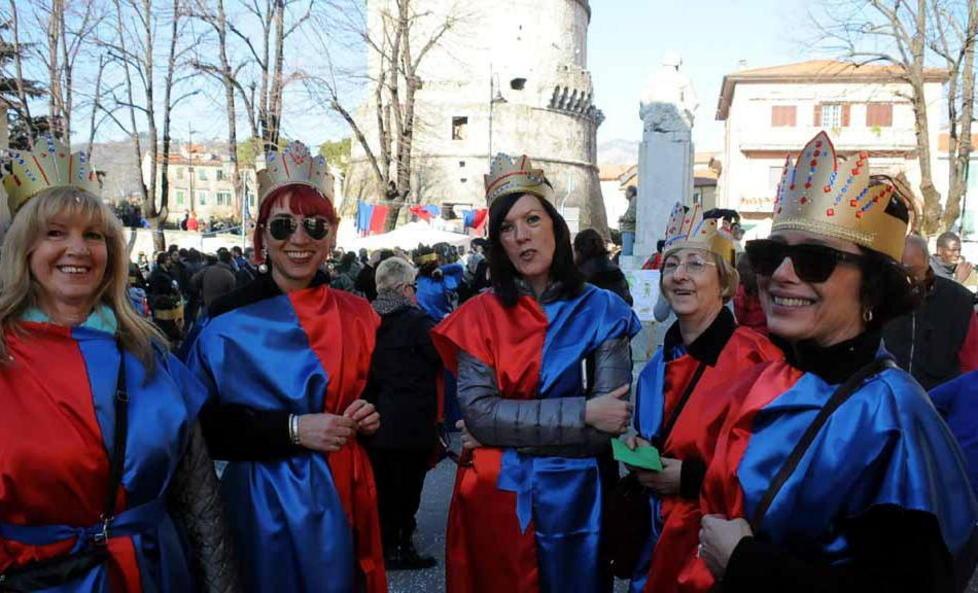 Maschere, musica e bancarelle: così Avenza fa il pienone 