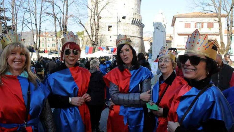 Maschere, musica e bancarelle: così Avenza fa il pienone