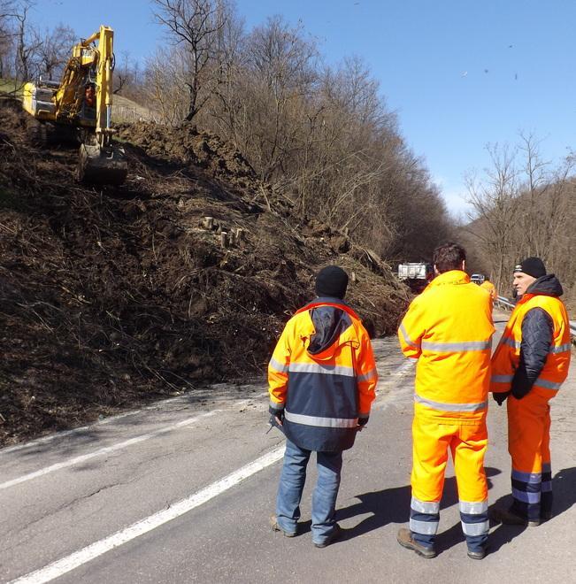 Una valanga di terra travolge la strada 