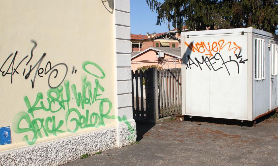 Vandali sorpresi mentre imbrattano i muri in stazione