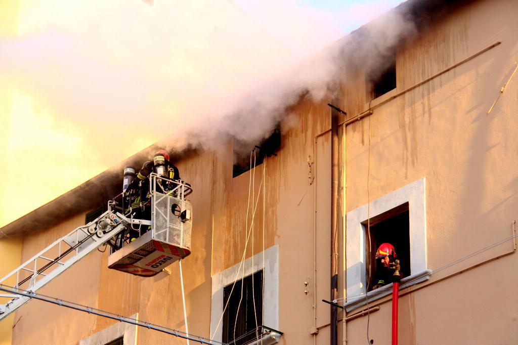 Il palazzo evacuato (foto Marzi/Pentafoto)