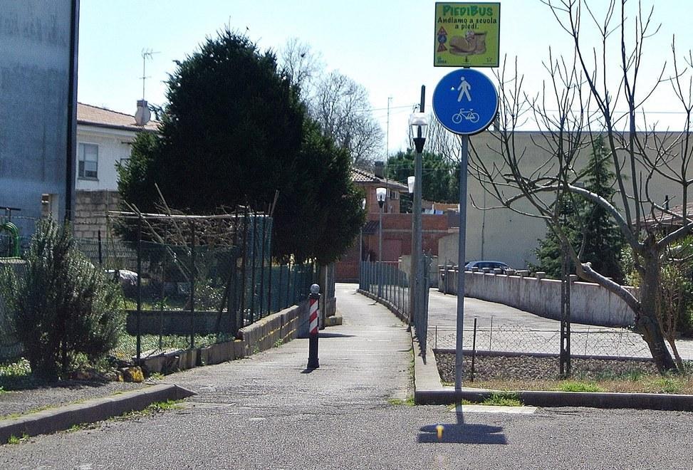 Cani nel mirino, trovati wurstel “ripieni” di chiodi
