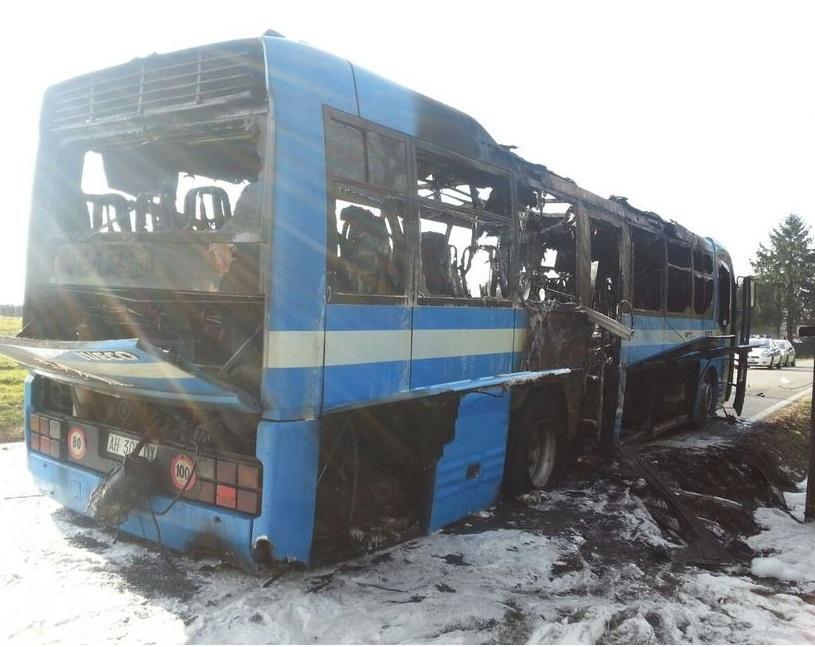 L'autobus andato distrutto dalle fiamme