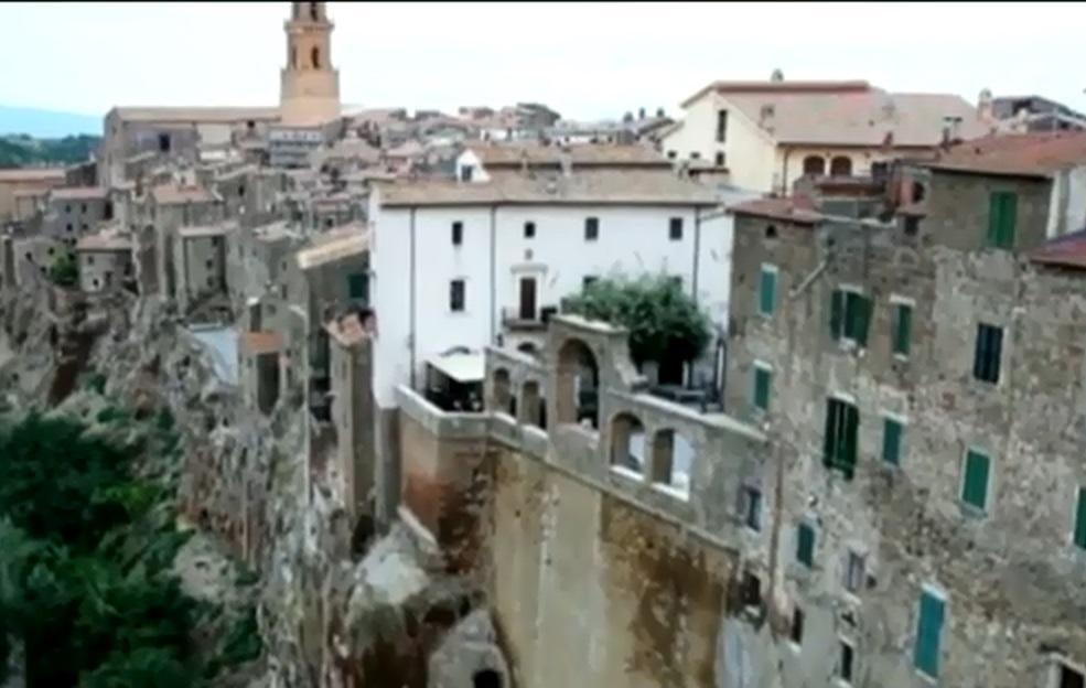Un fermoimmagine del video "Pitigliano Borgo dei borghi" di Emilio Celata e Corrado Re
