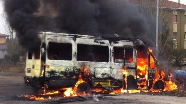 Il bus in fiamme a Mirandola