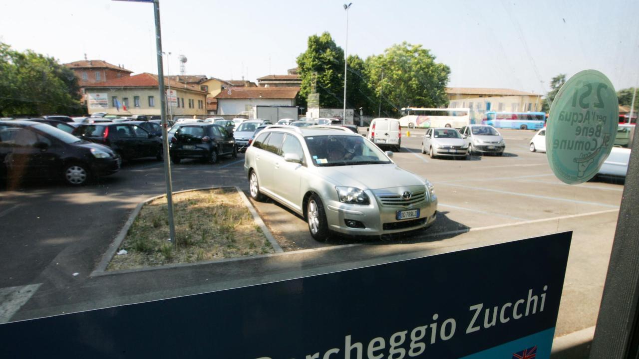 Mendicanti, giro di vite nel parcheggio dell'ex caserma Zucchi