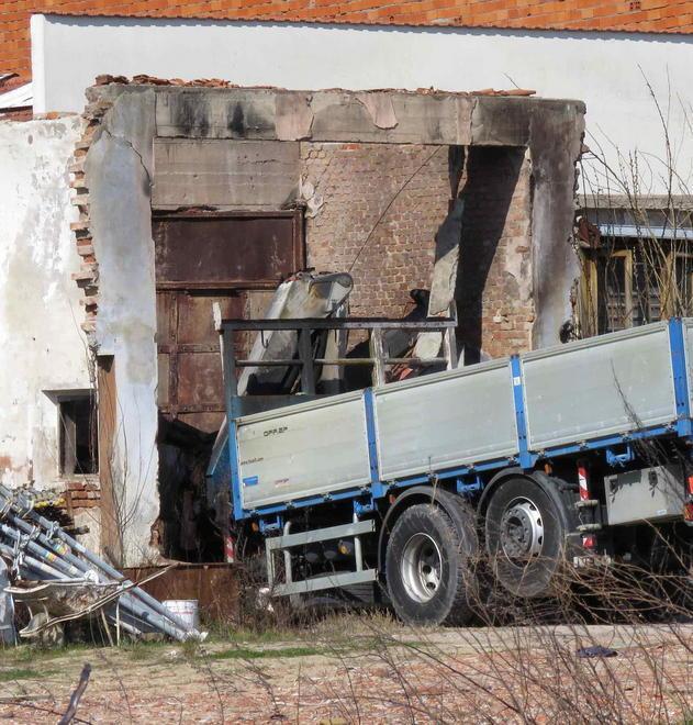 Brucia un camion nel magazzino usato come rifugio dai senzatetto