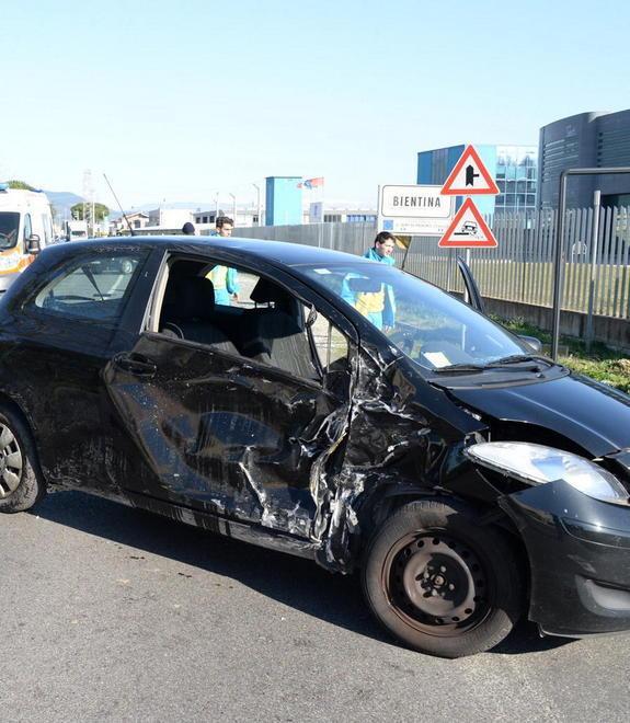 In prognosi riservata dopo lo schianto in moto contro un’auto