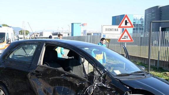 In prognosi riservata dopo lo schianto in moto contro un’auto