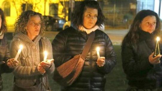 Una fiaccolata in piazza per ricordare Roberta