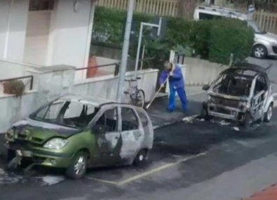 Corto circuito: due auto distrutte dalle fiamme