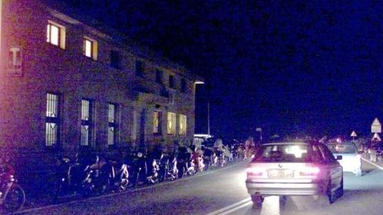 A 15 anni in choc etilico davanti alla discoteca e lite con i soccorritori