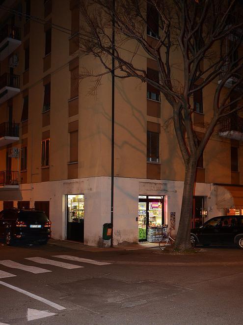 Tenta di rapinare il market con una bottigliata al gestore