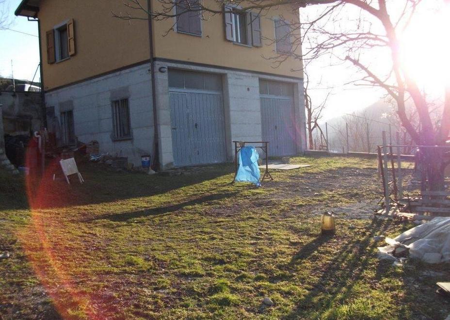 Trovato morto con le gambe bruciate 