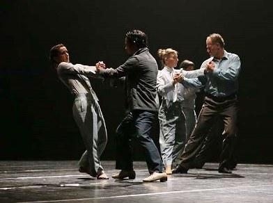 Novanta minuti febbrili con il tango che incanta
