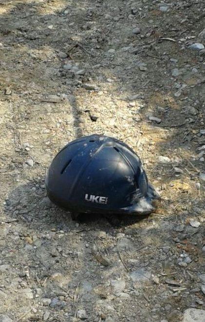 Grave un cavaliere caduto contro un albero 