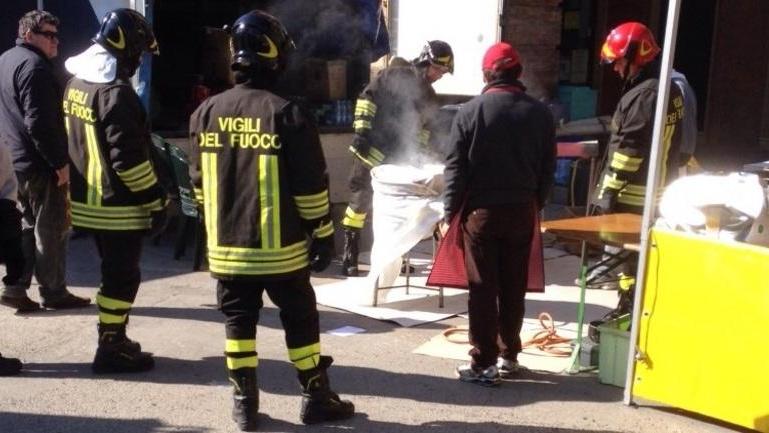 Prende fuoco la friggitrice paura al mercato in piazza