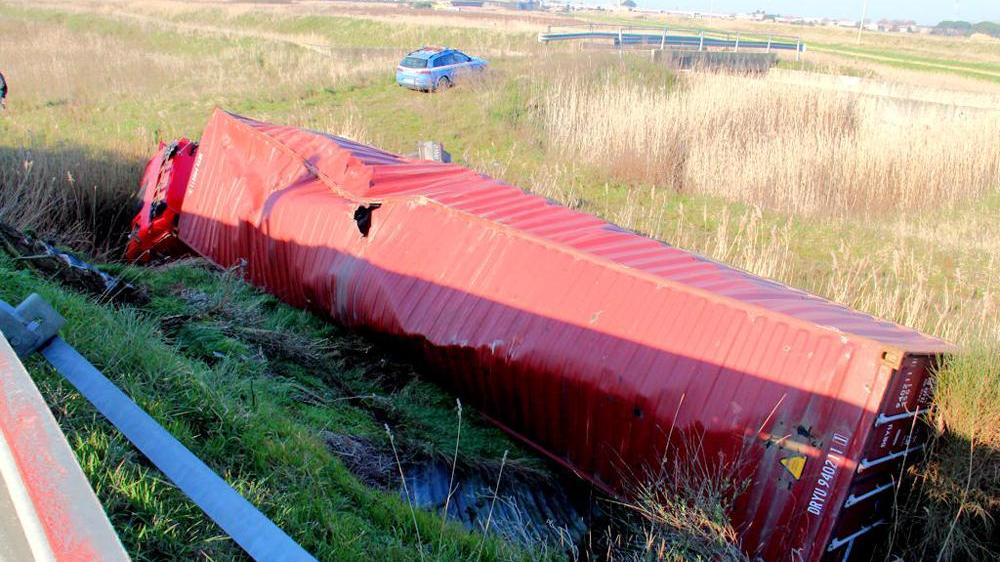 Camion finisce fuori dalla superstrada: soccorritori nel fango, arriva l'elicottero
