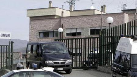 Aggressione, furto e spari: è tutto finto, due nei guai