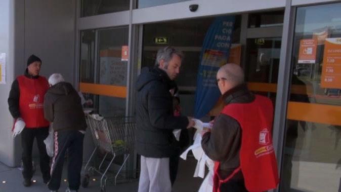 Un momento della raccolta alimentare per l'Emporio