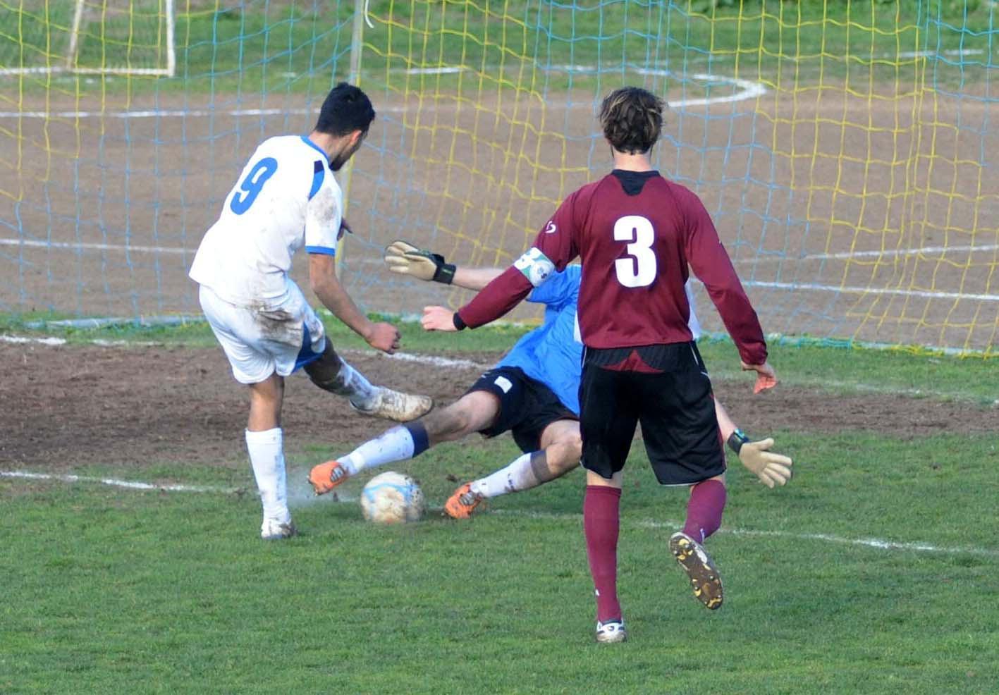 La clamorosa occasione fallita sullo 0-0 da Arcamone, solo davanti al portiere (foto Paolo Barlettani)