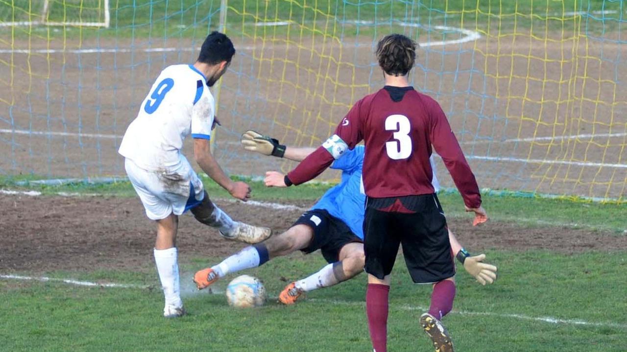 La clamorosa occasione fallita sullo 0-0 da Arcamone, solo davanti al portiere (foto Paolo Barlettani)