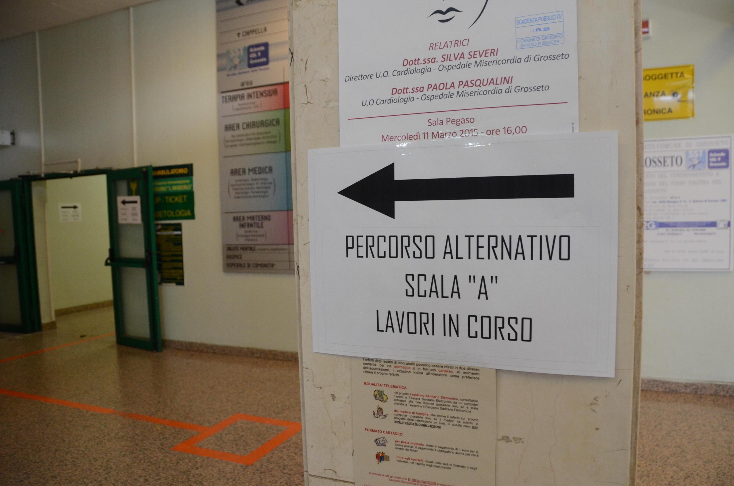 Un grande cartello segnala la nuova "viabilità" interna all'ospedale Misericordia (foto Bf)