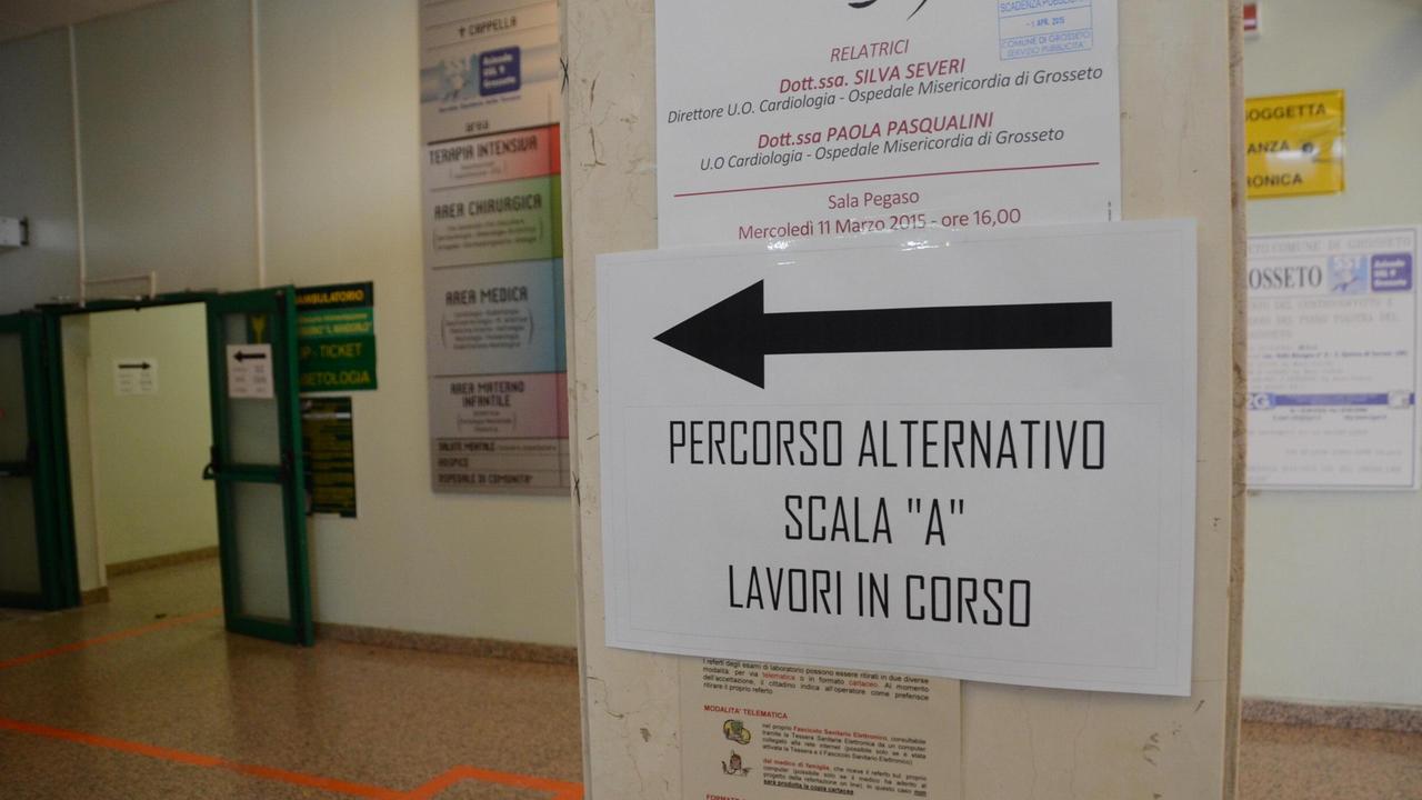 Un grande cartello segnala la nuova "viabilità" interna all'ospedale Misericordia (foto Bf)