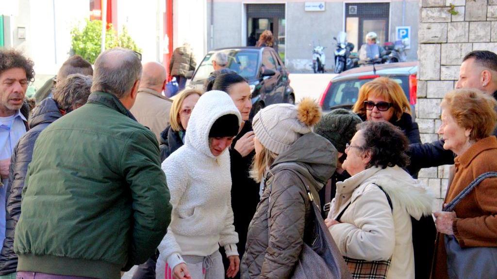 Alcuni clienti fuori dalla banca dopo la rapina