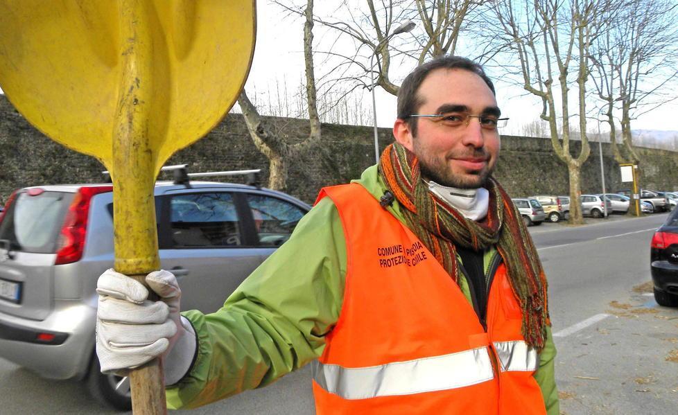 Fabio, futuro scienziato: anche lui aiuta a pulire dopo il disastro