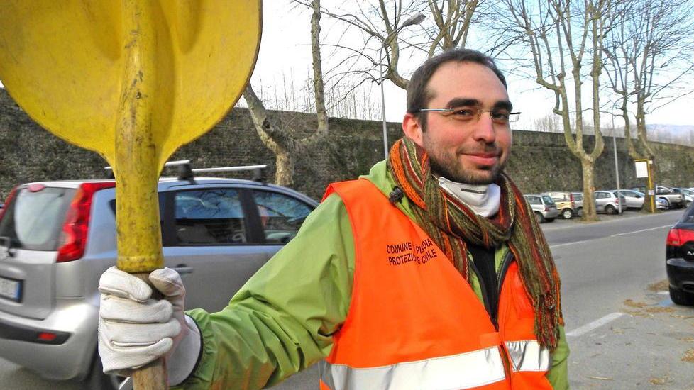 Fabio, futuro scienziato: anche lui aiuta a pulire dopo il disastro