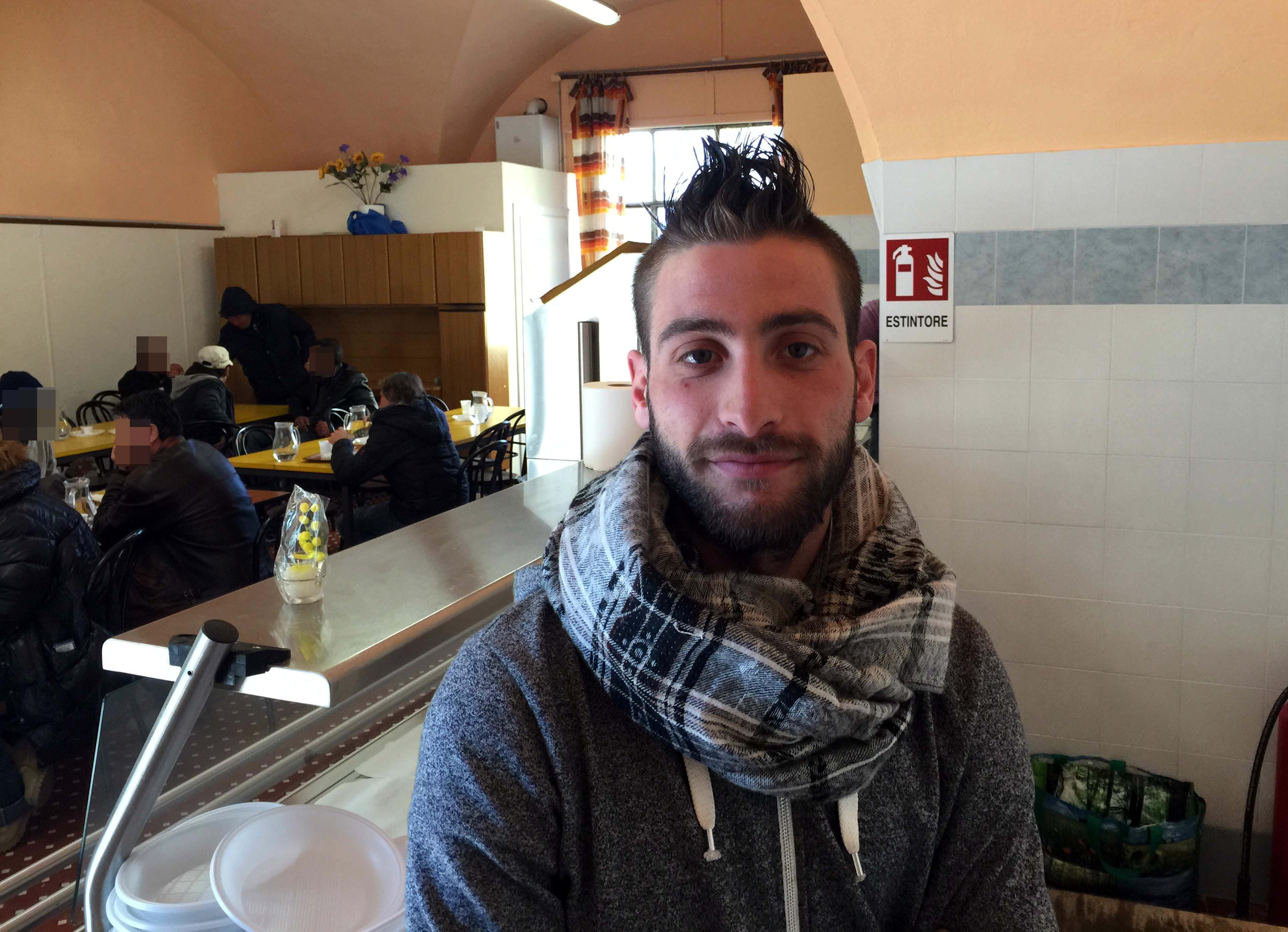 Il calciatore del Pontedera Iacopo Galli alla mensa dei poveri (foto Silvi)