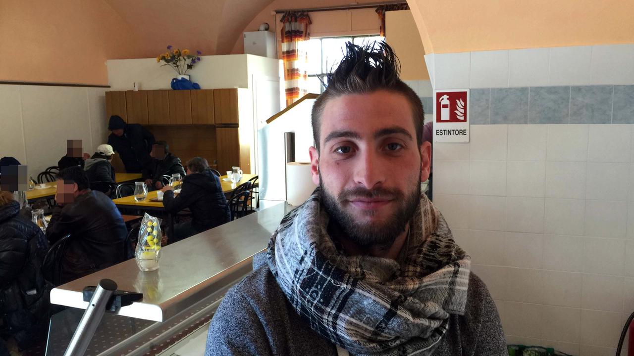 Il calciatore del Pontedera Iacopo Galli alla mensa dei poveri (foto Silvi)