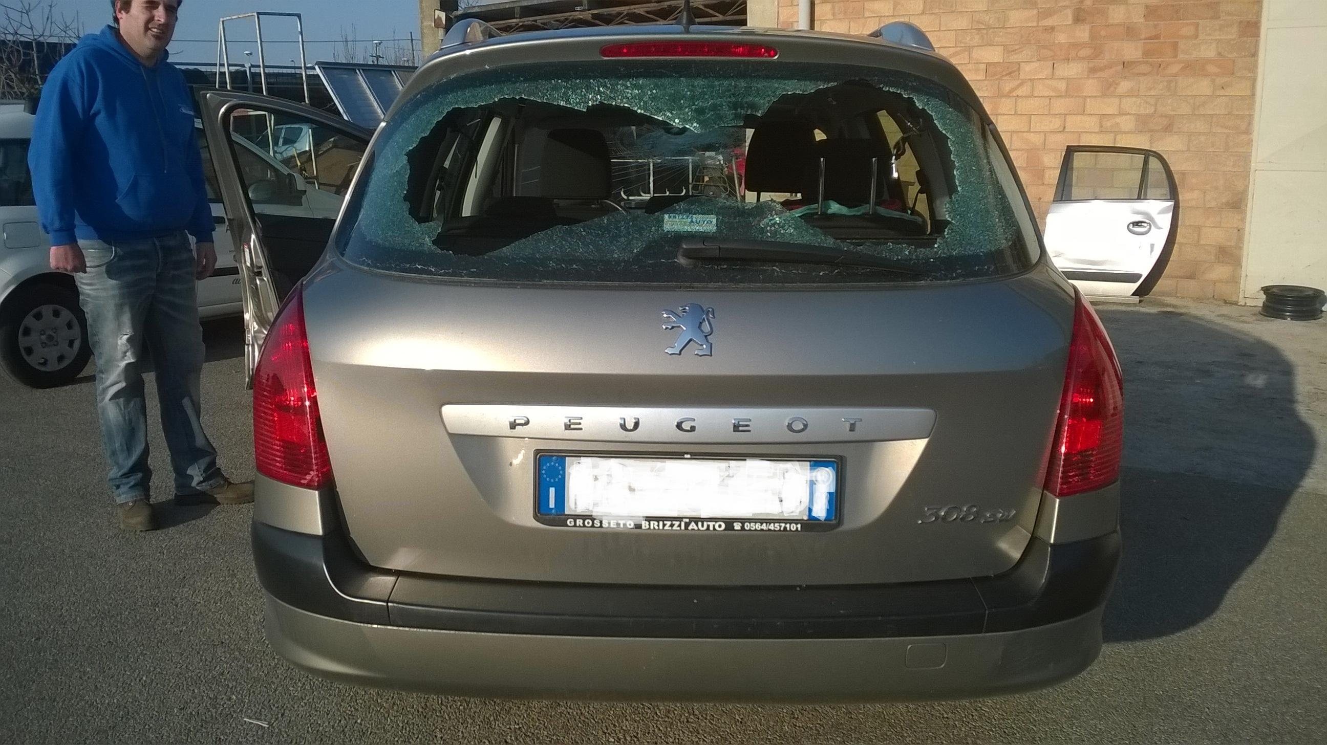 Auto spaccata in piazza Barsanti