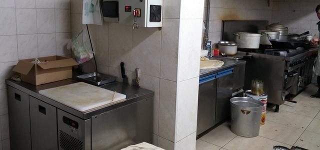 La cucina del ristorante di via Pistoiese sequestrato