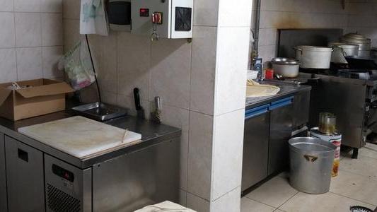 La cucina del ristorante di via Pistoiese sequestrato