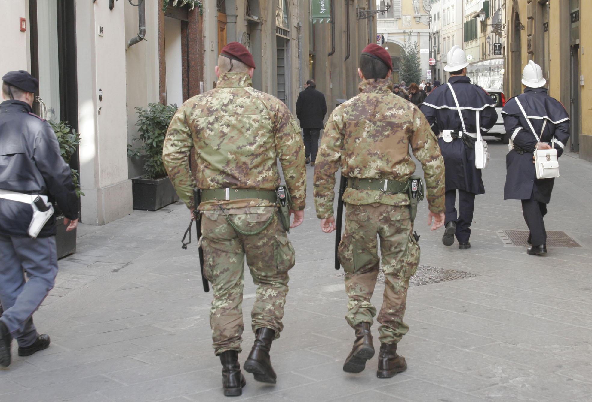 Militari nel centro storico di Prato